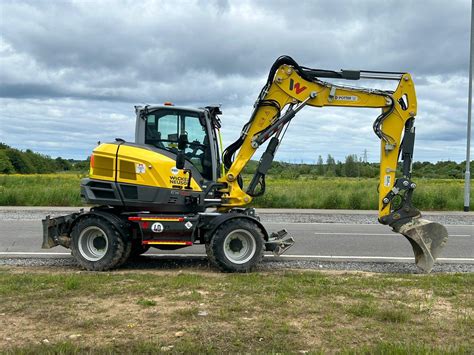 Infographic showing the Human Machine Interface (HMI) screen and controls in Wacker Neuson EW100