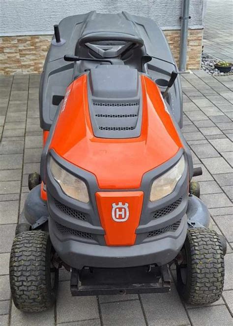 zdjęcie traktorka kosiarki Husqvarna TC 142T w akcji