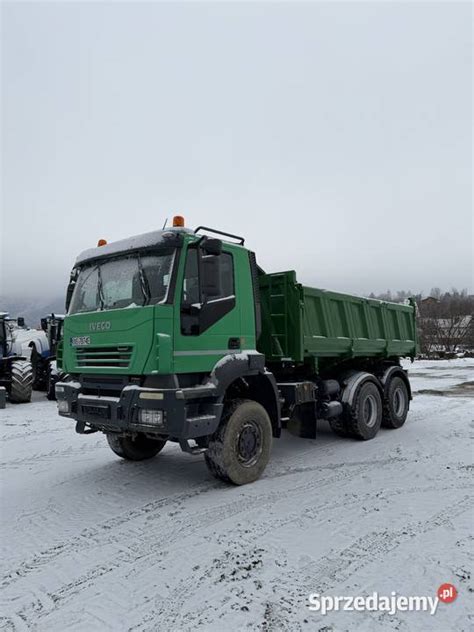 Thematyczne zdjęcie wywrotki Iveco Trakker na placu budowy