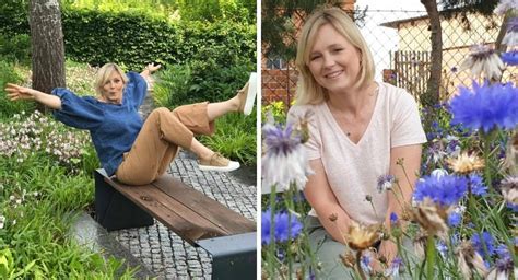 Maja Popielarska w ogrodzie, tematyczne zdjęcie przedstawiające prezenterkę wśród roślin.