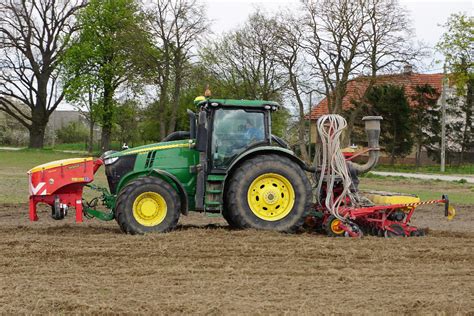 Zdjęcie siewnika Väderstad Tempo T6 na polu kukurydzy