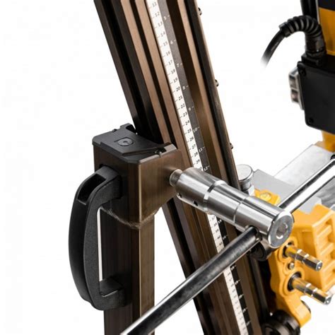 Zdjęcie przedstawiające statyw próżniowy WABROTECH WT580F w akcji, z widocznym mechanizmem regulacji kąta.