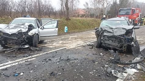 Zdjęcie zniszczonego minivana i ciężarówki po wypadku drogowym w Rumunii