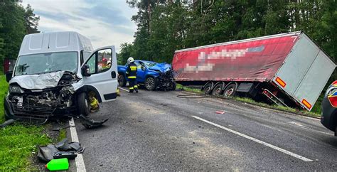 Wypadek czołowy busa i ciężarówki w Rumunii, ilustracja zniszczeń