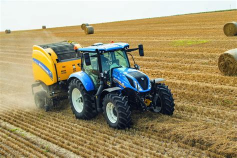 Ciągnik New Holland T6.160 Dynamic Command w polu podczas orki
