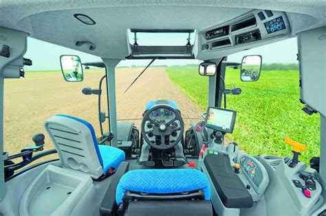 Panel sterowania i joystick w kabinie New Holland T6.160
