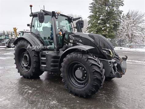 Ciągnik Valtra T145 Versu z podłączonym kultywatorem