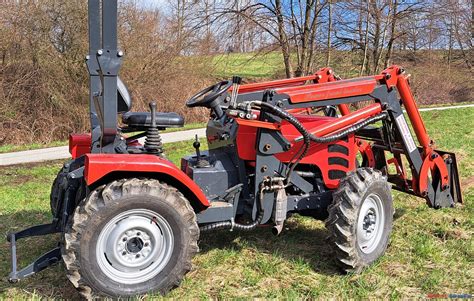Zdjęcie przedstawiające typowy traktor SAM z różnych części
