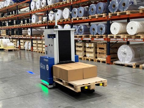 Autonomiczny wózek widłowy transportujący palety w magazynie