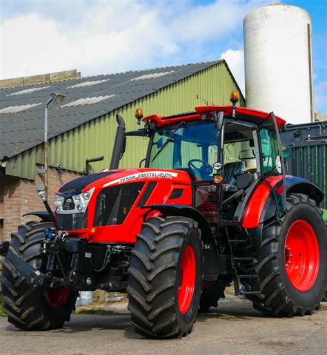 Zetor Crystal HD na polu z narzędziem