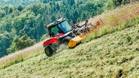 zdjęcie specjalistycznego ciągnika górskiego podczas pracy