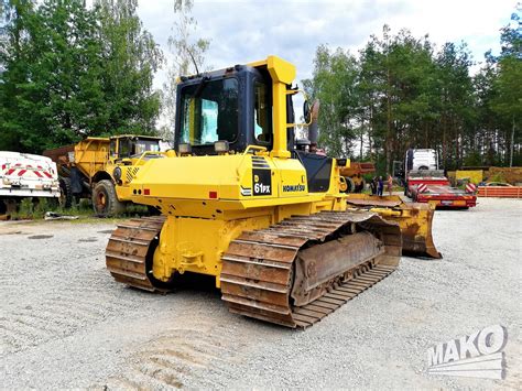 Spycharka Komatsu D51 w akcji podczas niwelacji terenu