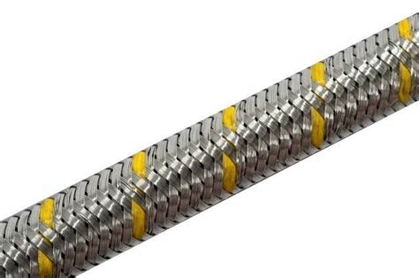 zdjęcie przekroju przewodu hydraulicznego z widocznym oplotem stalowym