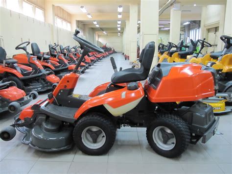 Zdjecie pogladowe traktorka kosiarki 4x4 w akcji