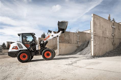 Zdjęcie ładowarki przegubowej Bobcat L85 podczas pracy z ciężkim ładunkiem