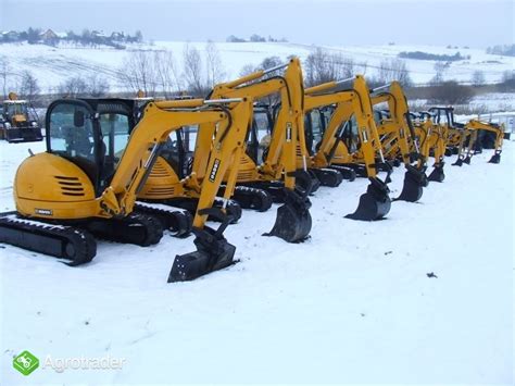 Zestawienie minikoparki i koparki gąsienicowej JCB w pracy
