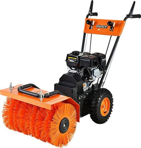 Zamiatarka spalinowa FUXTEC KM196 w akcji