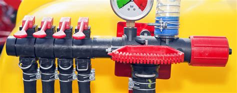 Zbliżenie na pokrętło regulacyjne sekcji zaworu w opryskiwaczu