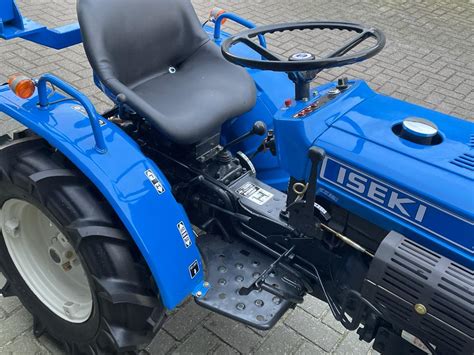 Tematyczne zdjęcie miniciągnika Iseki TX1300 pracującego w polu
