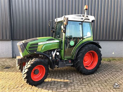 Zdjęcie ciągnika Fendt 209 F Vario pracującego w sadzie
