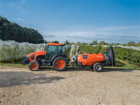 Zdjęcie ciągnika sadowniczego Kubota M5002 Narrow z opryskiwaczem XTA w sadzie