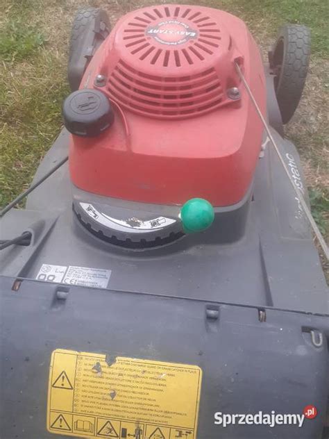 kosiarka z nożem mulczującym w akcji, detale noża