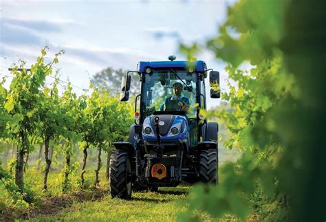 Zdjęcie ciągnika New Holland T4.65 S podczas pracy z maszynami zielonkowymi
