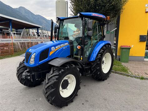 Zdjęcie ciągnika New Holland T4.75S na stoisku dilera