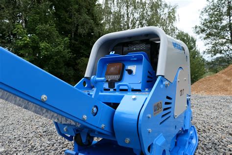 Zagęszczarka rewersyjna w trakcie pracy na placu budowy