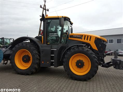 JCB Fastrac z podwyższonym prześwitem, widok boczny