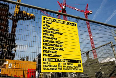 Tematyczne zdjęcie ciężarówki-wywrotki na placu budowy w Warszawie