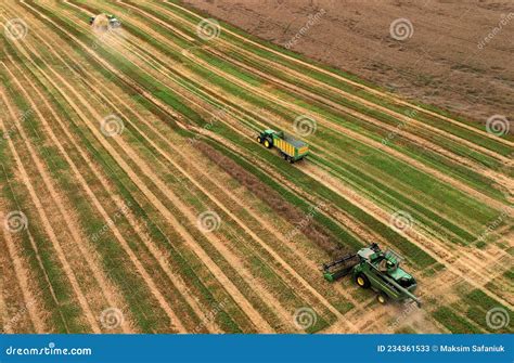Zdjęcie ciągnika John Deere 7230R podczas pracy na polu