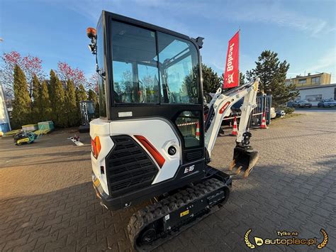 Nowoczesna minikoparka Bobcat serii R2 na placu budowy