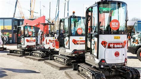 Zdjęcie grupowe minikoparek Bobcat różnych modeli i rozmiarów