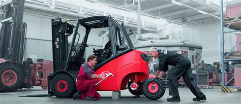 Zdjęcie: Mechanik serwisu wózków widłowych przy pracy