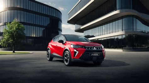 Kolaż zdjęć różnych modeli mini traktorów Mitsubishi
