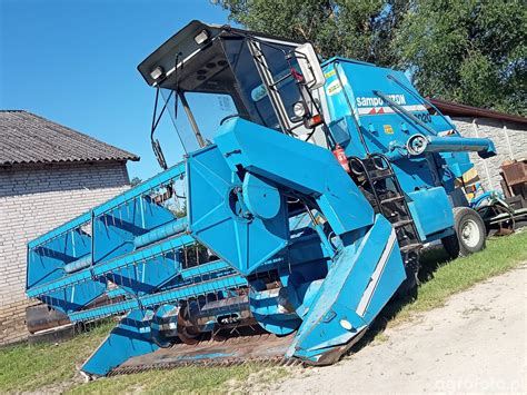 zdjęcie kombajnu Bizon Sampo 2020 w kolorze niebieskim