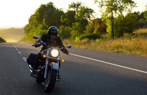 Motocyklista na krętej drodze w malowniczym krajobrazie