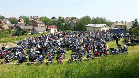 Grupa motocyklistów jadących w formacji szachownicy