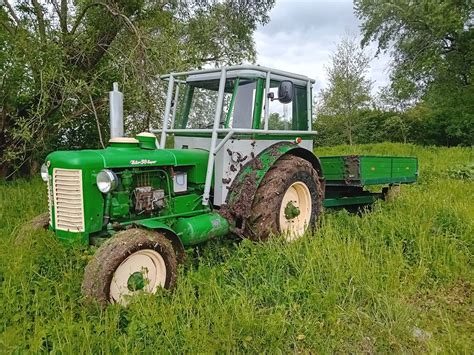 Zdjęcie historycznego ciągnika Zetor z epoki PRL, np. Zetor Super 50 lub Crystal 12045