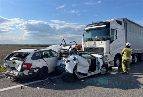 Wypadek drogowy z udziałem ciężarówki i wielu samochodów