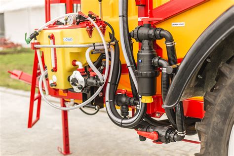 Wizualizacja opryskiwacza zawieszanego Woprol PROTON z hydrauliczną lancą