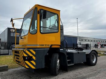 zdjęcie ciągnika terminalowego Mol YM225 4x2 w akcji