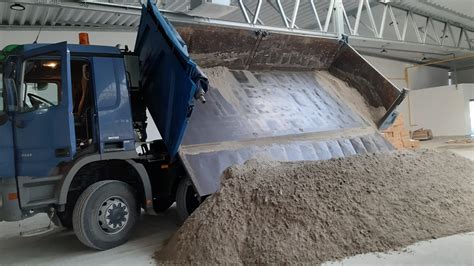 Wywrotka transportująca piasek na budowę
