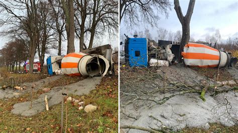 Wypadek betoniarki - wywrócony pojazd ciężarowy