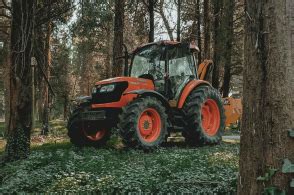 zdjęcie kompaktowego ciągnika rolniczego Kubota z napędem 4x4