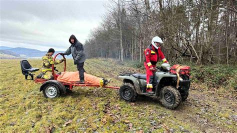 zdjęcie miniciągnika z napędem 4x4 pracującego w trudnym terenie