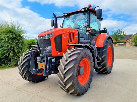 zdjęcie ciągnika Kubota M7173 pracującego w polu