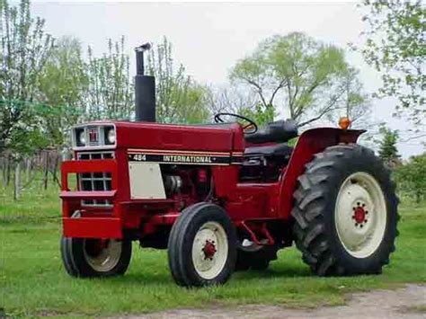Zdjęcie ciągnika International Harvester 484 w pracy
