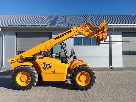 Ładowarka teleskopowa JCB 530 z wyraźnie widocznym prawym lusterkiem
